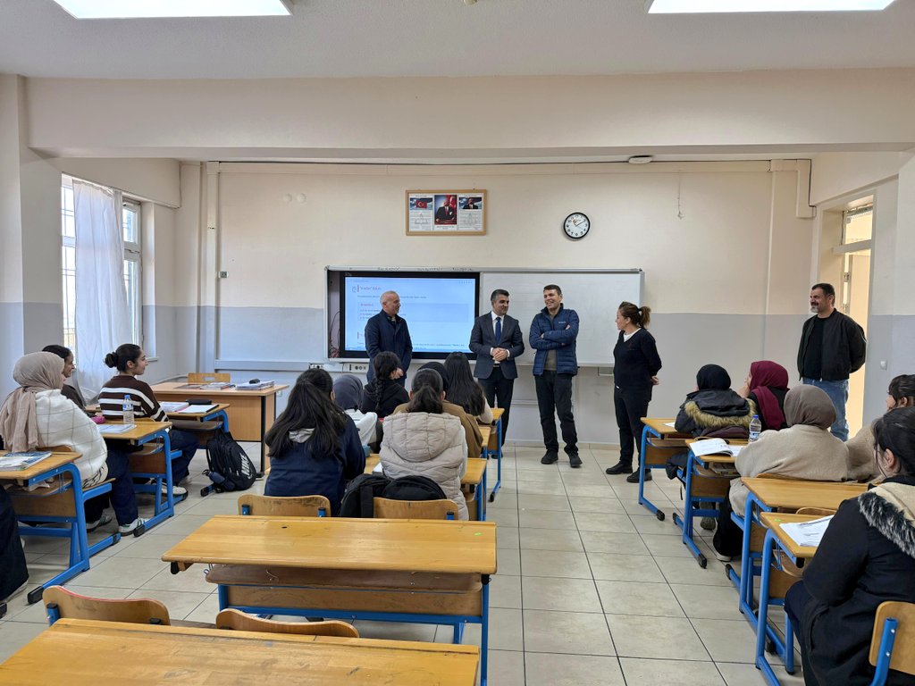 🏫 OKUL ZİYARETLERİ 
 
📍Borsa İstanbul Kız Anadolu İmam Hatip Lisesi 

📌 İlçe Millî Eğitim Müdürümüz Sayın Kayahan Subaşı, Şube Müdürümüz Süleyman Büyükbayram ile birlikte Borsa İstanbul Kız Anadolu İmam Hatip Lisesi'ni ziyaret etti. 

📌 Okul yöneticileri, öğretmenler ve