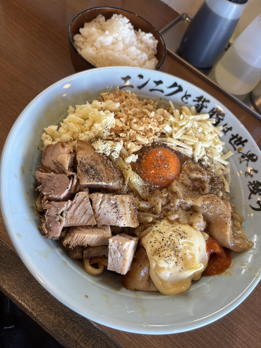 BAh4f's tweet photo. 平田の哲二郎

ジャンクなまぜそば
ライス
冷凍脂そば

毎月通ってたのに、試験の願掛けでしばらく平田断ち。無事合格できたので久しぶりに救われてきた。
まぜそば系は本当ご飯シメ必須。やっぱり1番好きなラーメン屋🍜

平田ラーメン皿もあるから、家で脂そば出来るの楽しみすぎる、、 https://t.co/KVGtMJjkxx