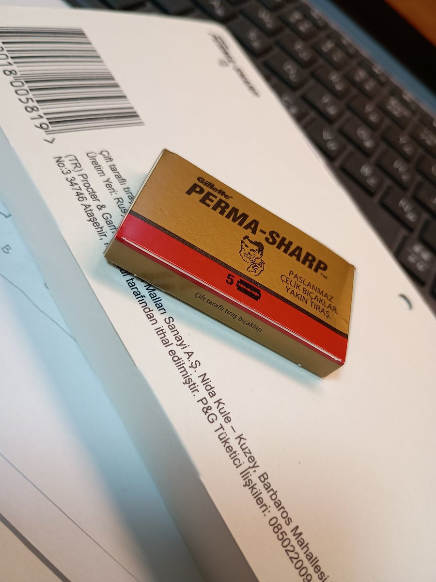 htama225's tweet photo. 久々に新しいカミソリ刃を購入しちゃいました。世界は広いから色んな製品がある、どれほどの切れ味なのか楽しみ...。
#両刃カミソリ 
#sharp https://t.co/CSWf8YlcrV