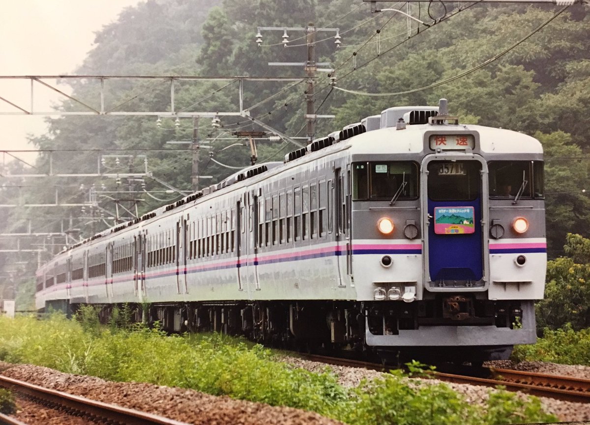 351_1314_352's tweet photo. 原色の169系を置き換えた三鷹色の169•165系
シングルアームは好ではなかったけど塗色は今見てもかっこいい。 https://t.co/b7J42epyeR