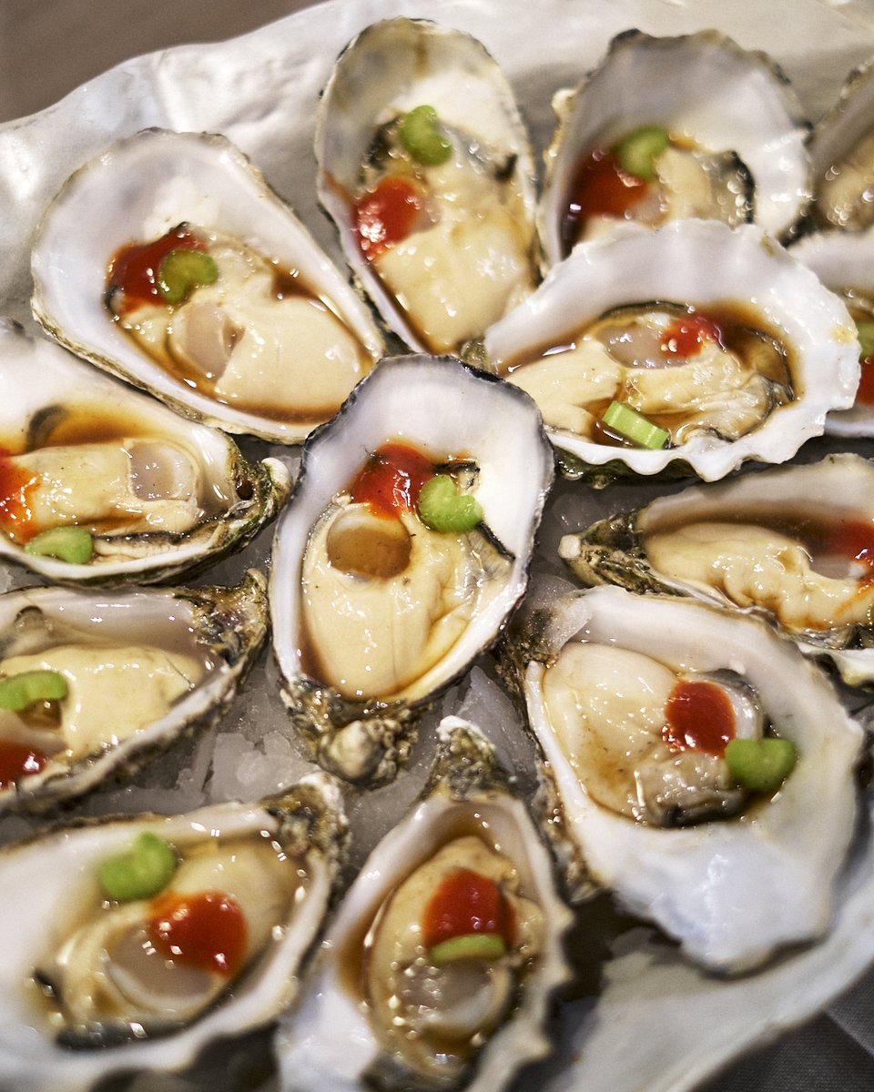 Ostras trabajadas con tres acentos muy medidos: ponzu, picante y apio.