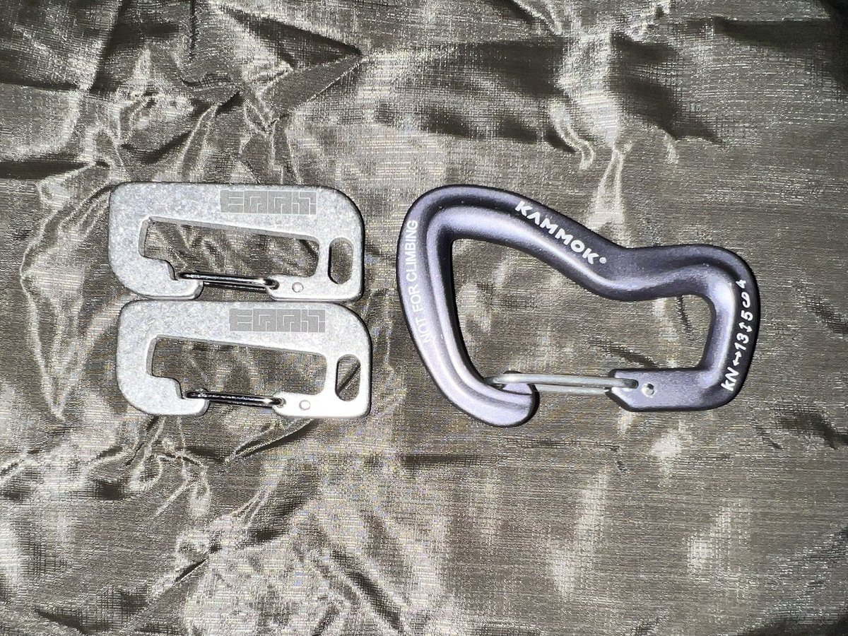 MikeKilo0306's tweet photo. もののふ道具店のチタンカラビナ、kammokのカラビナの半分以下のサイズで気に入りました
ルーシングルに取り付けて来週末のキャンプで試してみます
#もののふ道具店
#kammok https://t.co/hXsueuHMvV