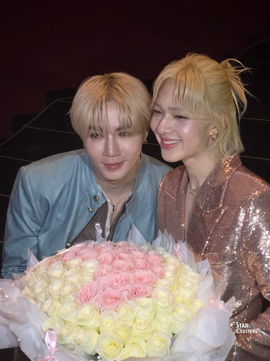 "พี่ซี" หอบช่อดอกไม้พร้อมส่งกำลังใจให้ "น้องนุนิว" ในงาน 'Diva gala night' ของภาพยนตร์ ดีว่า..ราวี 

CWR x MAJOR ON TOUR 
#ดีว่าราวีวันนี้ในโรงภาพยนตร์
#DivaLaVie
#NuNew #ZeePruk
#ZeeNuNew