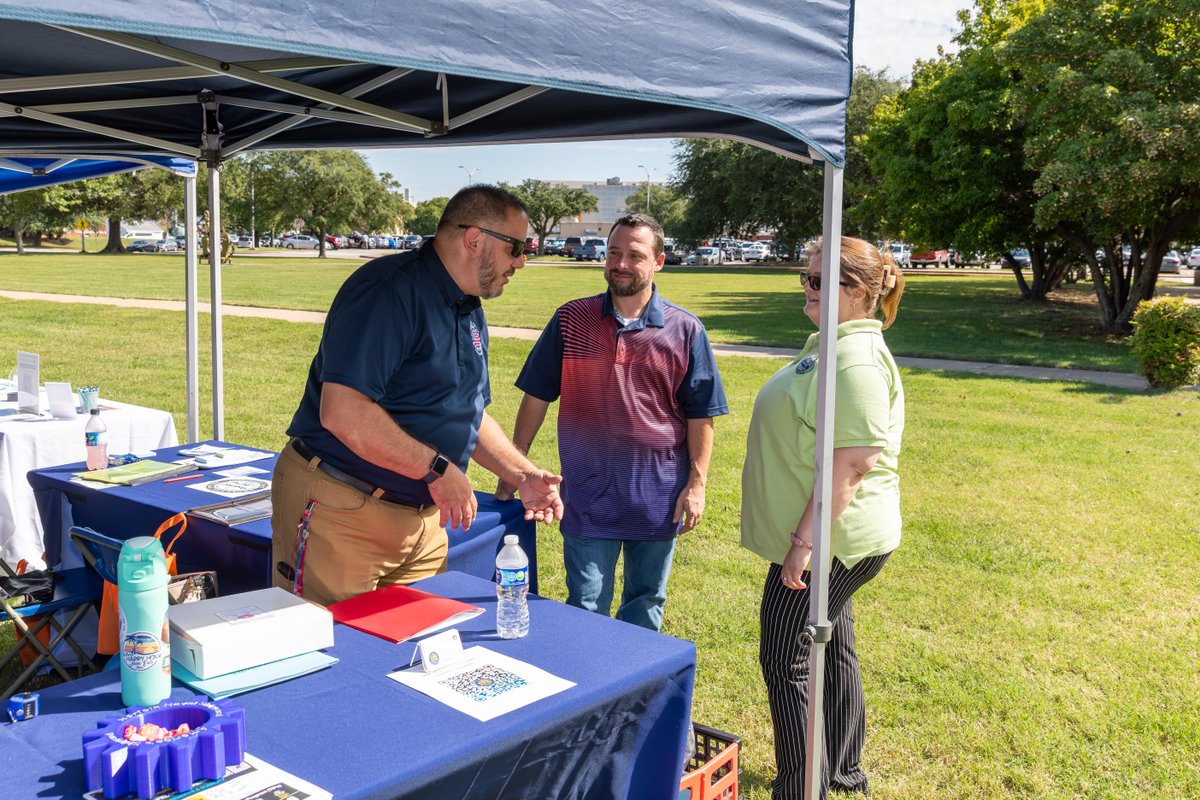 NNSYNews's tweet image. With bright banners and a steady buzz of questions and new ideas, NNSY recently turned the parade field in front of Bldg. 1500 into a map of opportunity with the College and Career Fair.

Learn more: dvidshub.net/news/552923/da…

#NNSY #ForceBehindTheFleet
