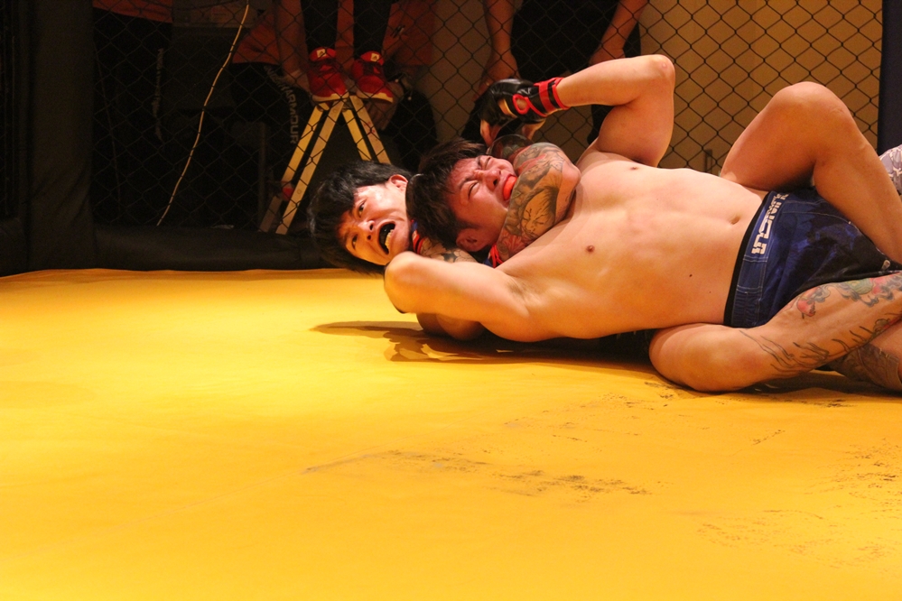 mmaplanet_twit's tweet photo. 写真を追加しました
【PFC39】佐藤力斗が新名正啓にRNCで一本勝ち。ライト級王座奪取で他団体に出撃宣言
https://t.co/PNPaMmWruO
試合開始から打撃でプレッシャーをかけた佐藤。その勢いのまま一本勝ちを収めた https://t.co/I5PgtbdGkc