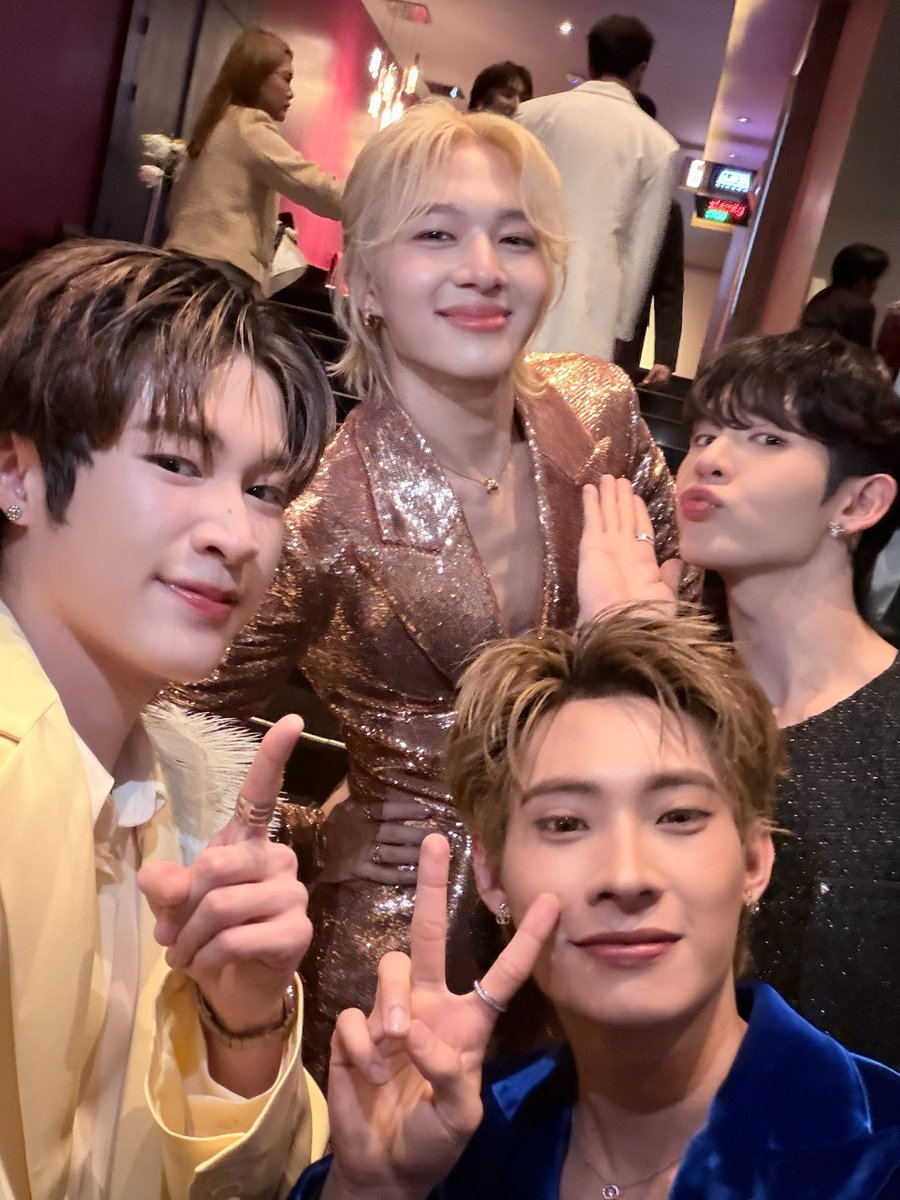 ทีมอเล็กซ์ คิม คอปเตอร์ ทั้งใจค้าบ ❤️‍🔥 
#ดีว่าราวีวันนี้ในโรงภาพยนตร์