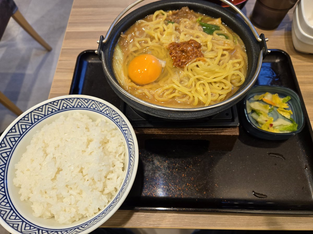 hirobo_o's tweet photo. 今日の昼ごはん
吉野家　牛肉玉ラーメン鍋膳とんこつ　ご飯大盛
最後まで熱々で結構旨かった
ごちそうさま😋 https://t.co/YTb0wXnY5Z