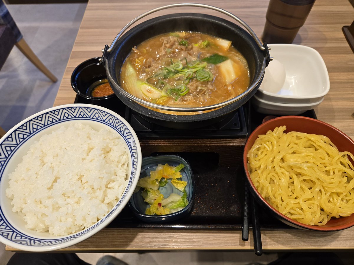 hirobo_o's tweet photo. 今日の昼ごはん
吉野家　牛肉玉ラーメン鍋膳とんこつ　ご飯大盛
最後まで熱々で結構旨かった
ごちそうさま😋 https://t.co/YTb0wXnY5Z