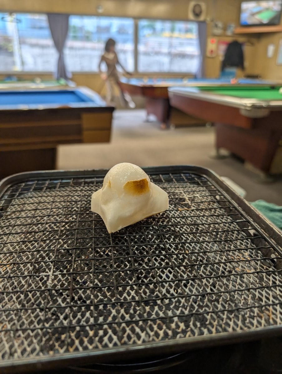 Awajitei1960's tweet photo. 今年も一年ご愛顧頂きまして、誠にありがとうございます。来年もよろしくお願い致します。
年末年始の営業は、元旦のみお休みを頂きます。

で、
今冬最初の餅。余目から取り寄せただけあって、美味しいです。

#JAあまるめ
#焼きもち
#美味しい
#淡路亭
#ビリヤード
#お茶の水
#秋葉原 https://t.co/g5i5q398Nm