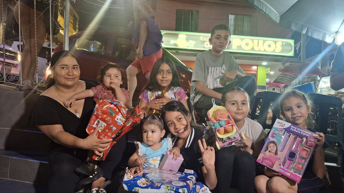 En esta Navidad, el mejor regalo es cuidarnos y respetar la vida en las vías. 🚦🎄