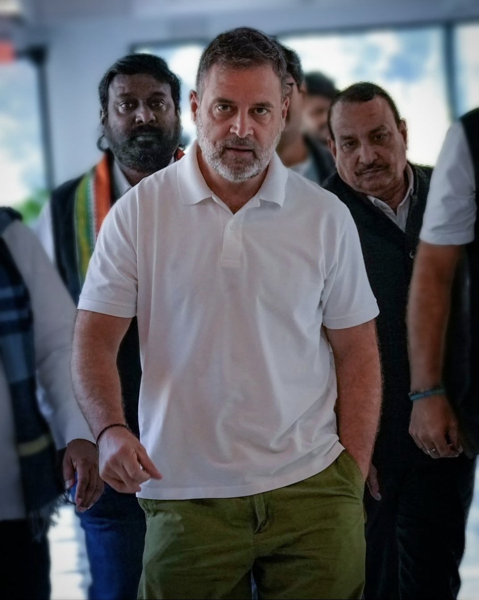 "राहुल गांधी के चरित्र पर एक भी दाग़ नहीं, 
और BJP में एक भी नेता ऐसा नहीं जो दागी ना हो।"

सहमत हो तो रिट्वीट करके समर्थन करें।✊