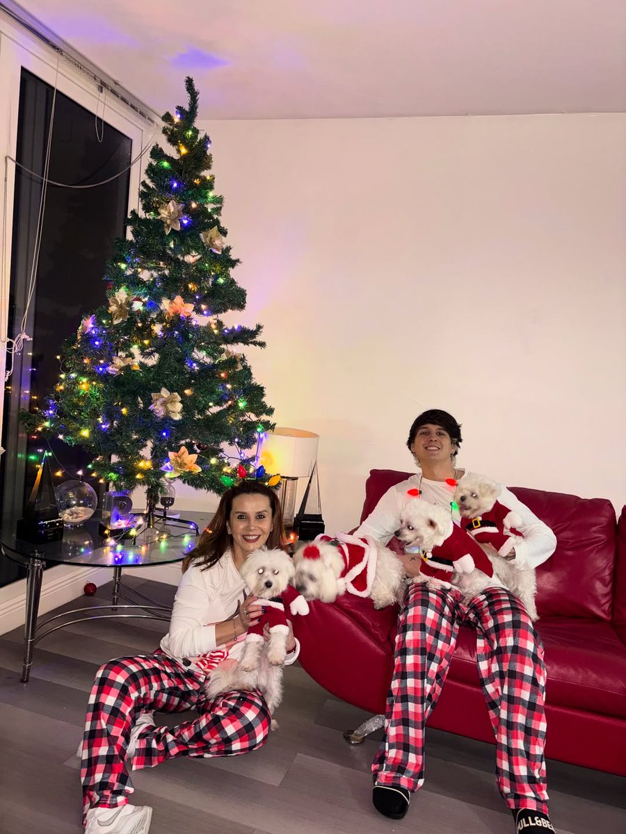 chrisveleznews's tweet photo. 📲|| Christopher vía post de Instagram 

Feliz navidad 🎄🎅✨️❤️

#ChristopherVelez https://t.co/87wTzmjrni
