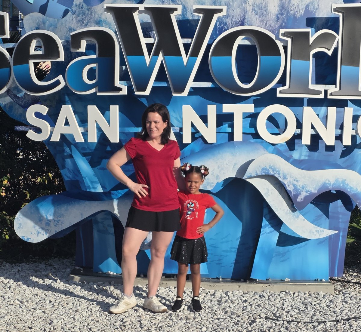 TurnAndBurn210's tweet photo. My favorite girls at my favorite park 🥰🎄 Merry Christmas, San Antonio! #SeaWorld #ChristmasEve2025 https://t.co/tavZA61oiw