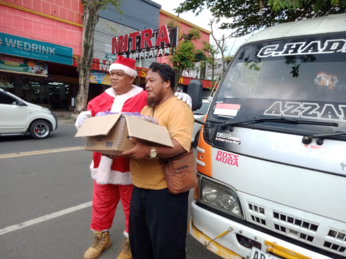 RadioElshinta's tweet photo. Menyambut dan merayakan Hari Natal, Sinterklas jemaat Gereja Sidang Jemaat Allah, Boyolali, Jawa Tengah menggelar aksi sosial berbagi sesama, dengan membagikan sembako kepada para sopir angkot, Kamis (25/12) pagi. ๐ธSar
#Natal2025 #AksiSosial #BerbagiKasih #Sinterklas #Gereja #Boyolali #NatalPenuhKasih
