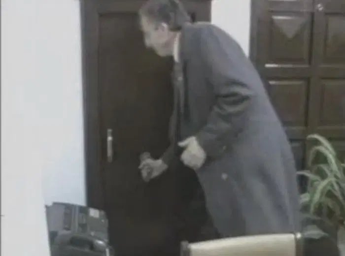 Que culiado mi viejo ni las 12 son y ya está por sacar la reserva de vino jaja!!