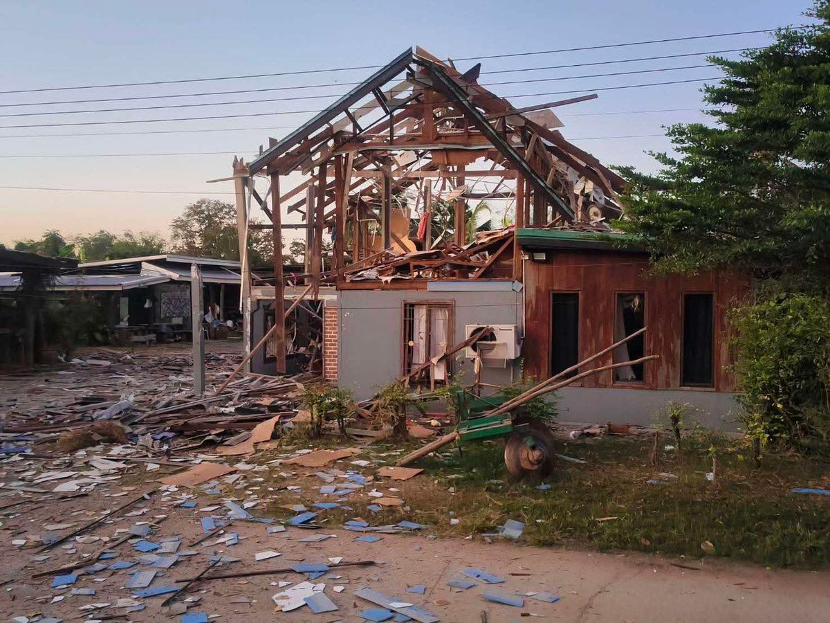 joe_black317's tweet image. ด่วน!!! ทหารกัมพูชา ยิงจรวด BM-21 กว่า 40 ลูก โจมตีบ้านเรือนประขาชน ที่บ.คลองแผง ชายแดน จ.สระแก้ว

เช้าวันนี้ (25 ธ.ค.68) ฝ่ายกัมพูชาใช้อาวุธจรวด BM-21 โจมตีเข้ามาพื้นที่พลเรือนของฝ่ายไทย บ้านคลองแผง อ.ตาพระยา จ.สระแก้ว รวม 40 นัด…