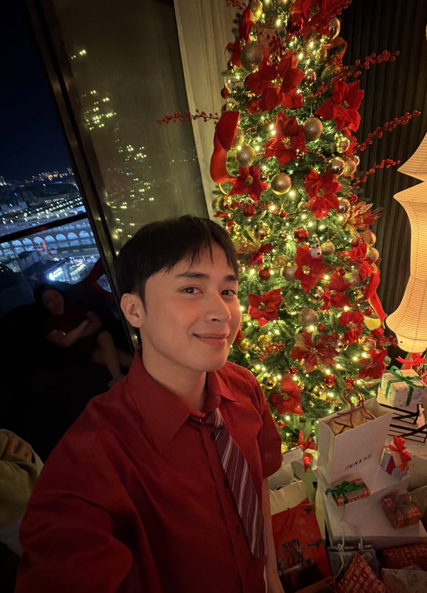 kulascorrales's tweet photo. merry christmas to everyone! ✨🎄 https://t.co/PV6kppQN5H
