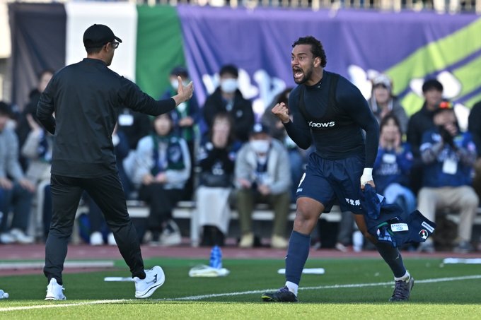 Boxer949's tweet image. この瞬間の熱量がたまらないですね ⚽️🔥
全力でぶつかって、気持ちを爆発させる姿に胸が熱くなりました 💥😆
ベンチとの一体感も最高で、チームの力を感じます 🙌✨
こういうシーンを見ると、やっぱりスポーツっていいなと思います ⚽️💙
次のプレーも楽しみです！🔥🔥