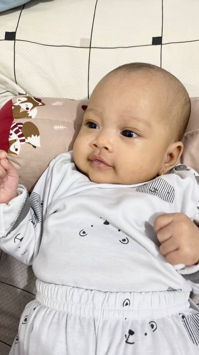 nbilav's tweet photo. dede masih cimit ga bisa di bawa liburan krn belum vaksin dpt 1😫 https://t.co/rSUCz8rDd8