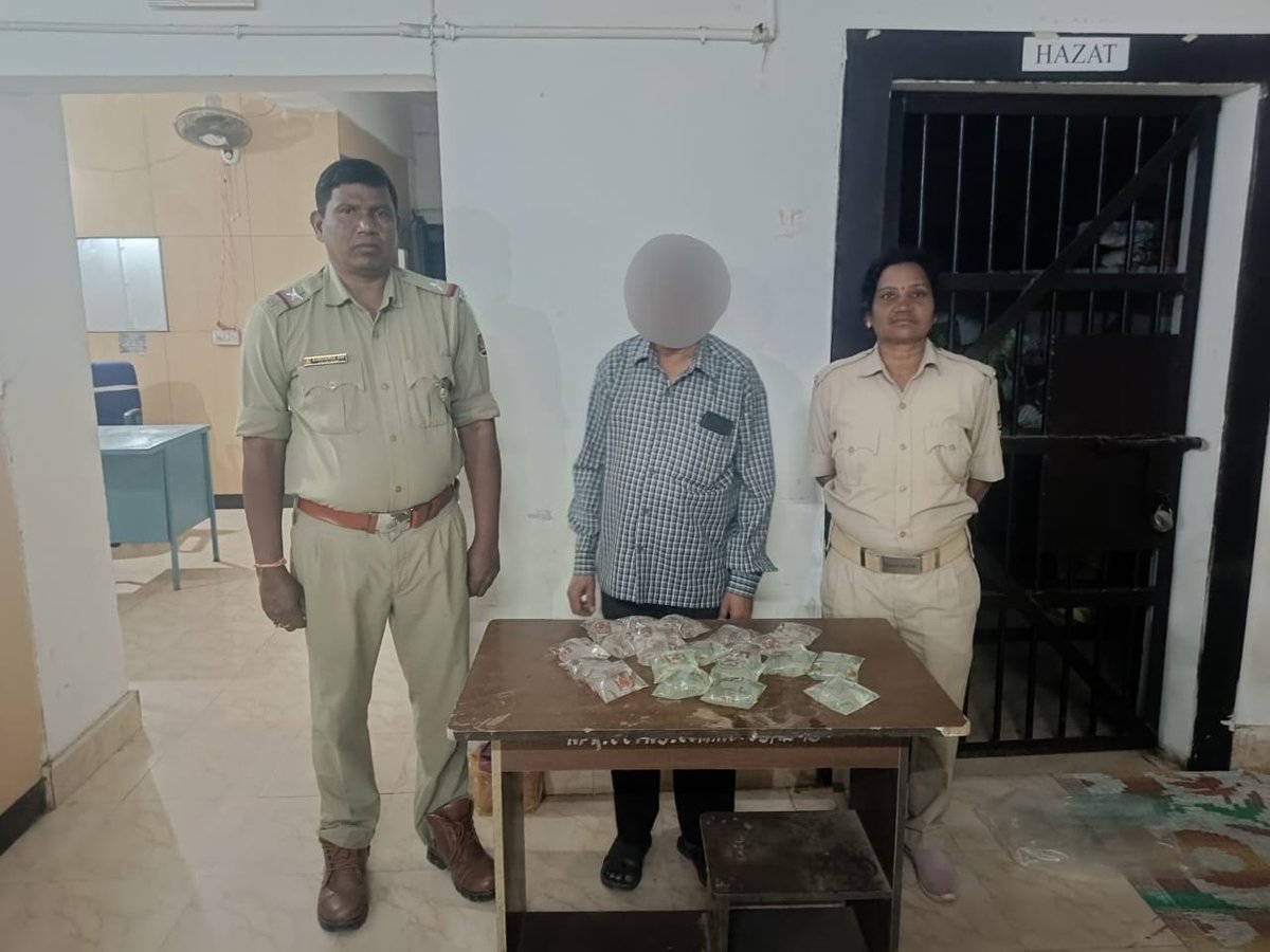 SPNUAPADA's tweet image. 🚨 Excise enforcement continuous 🚨

Acting on enforcement inputs, Sinapali Police seized 8 litres of OS liquor.

 👮‍♂️ one accused apprehended.

🛡️ Sustained operations against illegal liquor remain a priority.

#NuapadaPolice #ExciseEnforcement  #EnforcementDrive #ExciseRaid