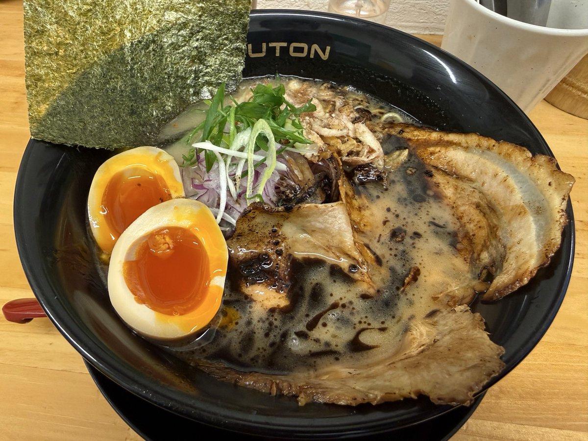 GYUTONさん納めしてきました。
マー油ラーメン味玉チャーシュートッピング（バラ1枚ロース1枚）
今日も安定の美味しさ！期間限定はマー油が1番好みかもしれない。
今年も美味しいラーメン、ワンタン、ギョウザありがとうございました。
来年もよろしくお願いします🙇