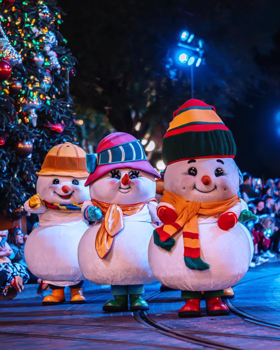 Christmas Eve in Anaheim is pure magic — hope tonight brings you peace, joy, and a little sparkle of holiday wonder. 🎄💫