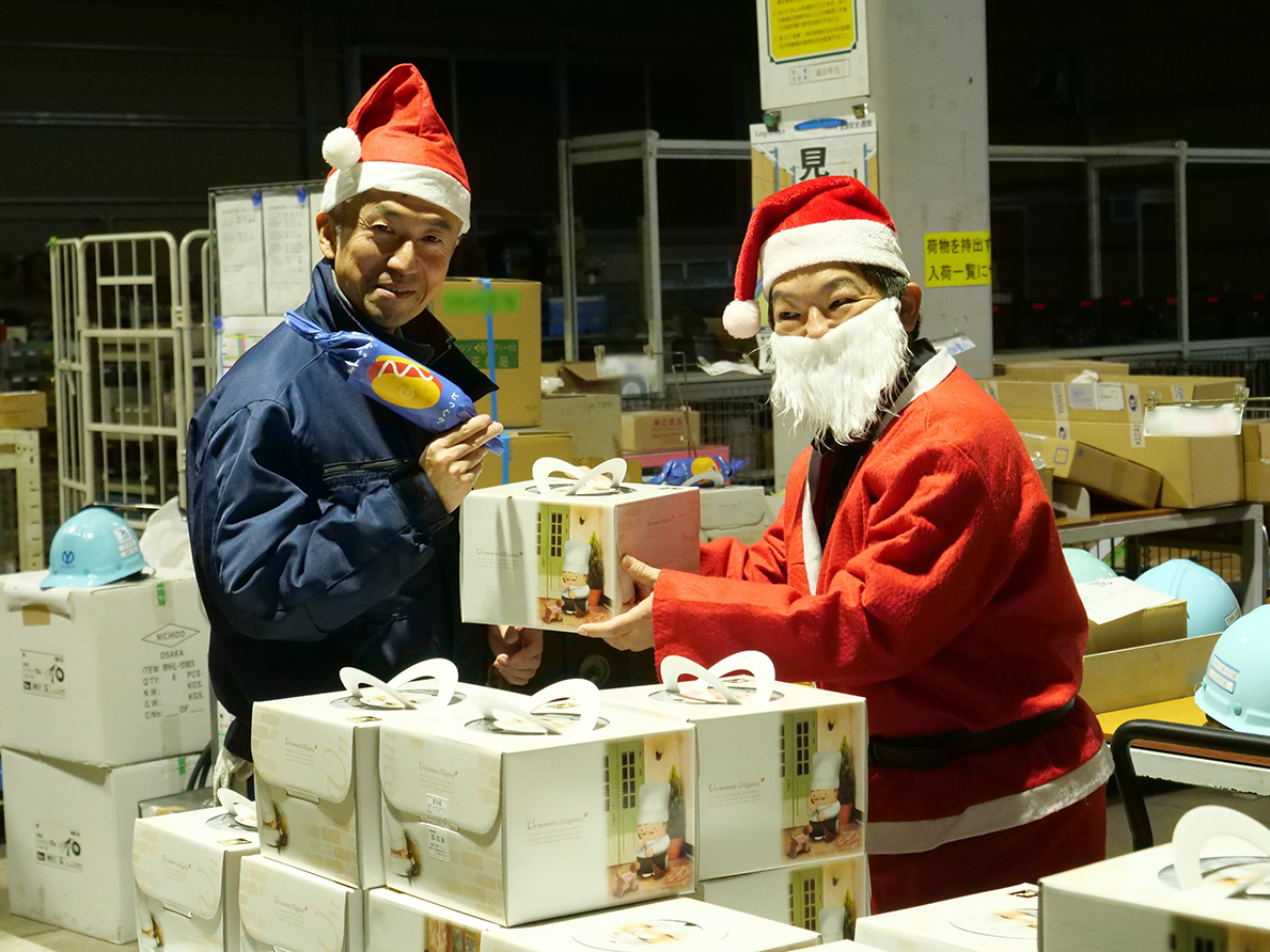 mukaishimadock's tweet photo. 🎄メリークリスマス🎄
今年もこの季節がやってきました！
12月24日、全社員へクリスマスケーキが贈られました🎂
社長自らケーキを手渡し、サンタクロース��トナカイも登場しました🎅
さらに今年は「むかいしまドッグ？」のサプライズまで✨

#クリスマス #向島ドック #尾道 https://t.co/J2SRNQXkhN