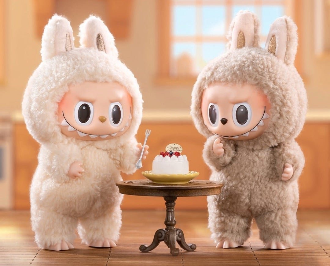 Market905plus's tweet image. ラブブは小さなケーキを前にし
フォークをそっと立てて角度を確認していた。
クリームを少しすくって口に運ぶと
ほっぺがふにっとゆるむ。
撮られているのに気づくと
フォークを持つ手をゆっくり整えて
ケーキの位置をちょこんと直す仕草がかわいい
淡い午後にとけこむ感じがした

#ラブブのケーキ時間