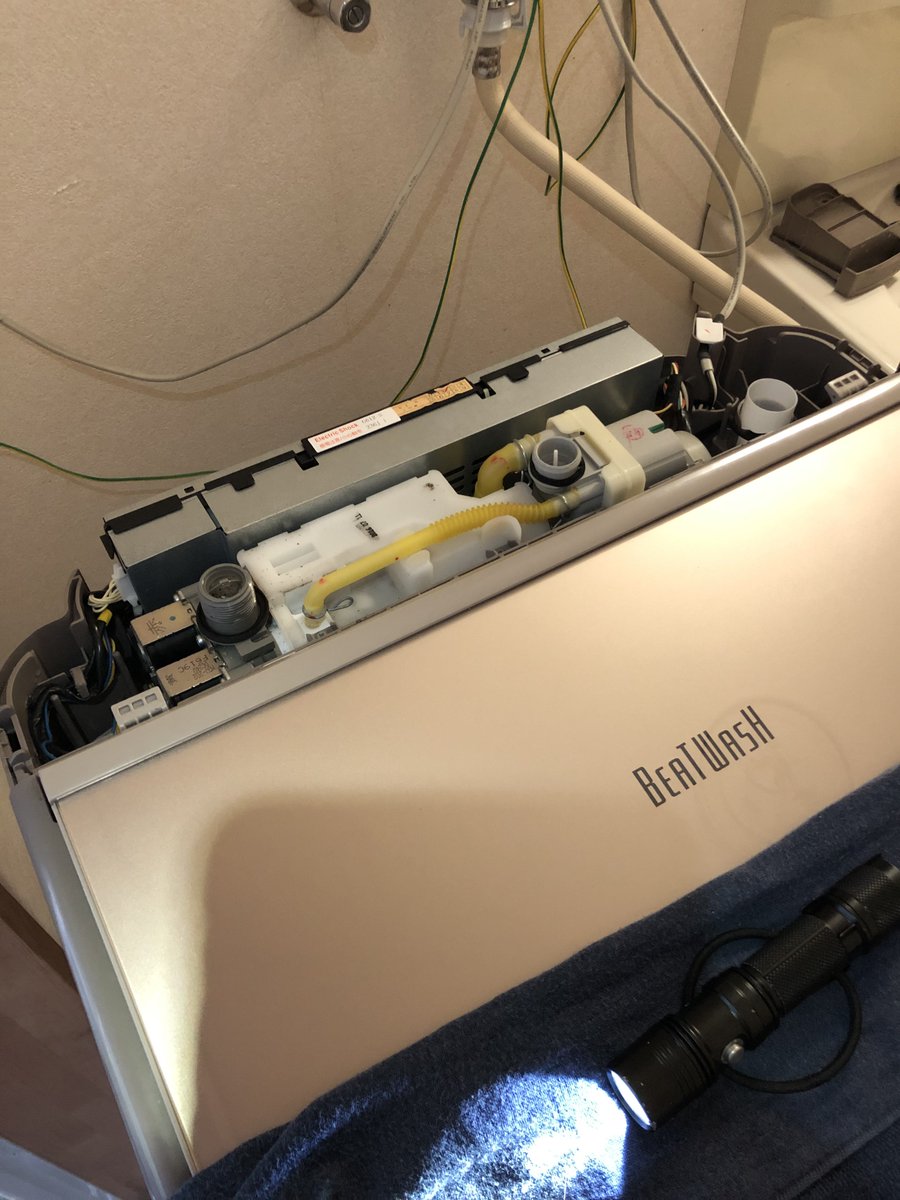 bayashi23's tweet photo. #クリスマスに全く関係ない画像載せてTLを荒らす
今年のGWに妻から「洗濯機が水漏れしてるぅ」と言われたので、分解して不具合を見つけ、該当部品の交換をして、直した時の写真。

#ソレノイド交換でヨシ https://t.co/F2p7a8xqoR