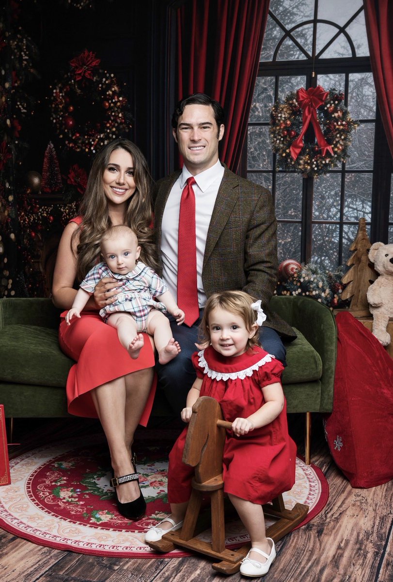 RepBrandonGill's tweet image. Danielle and I wish you a joyful Christmas and a blessed New Year celebrating the birth of Christ.