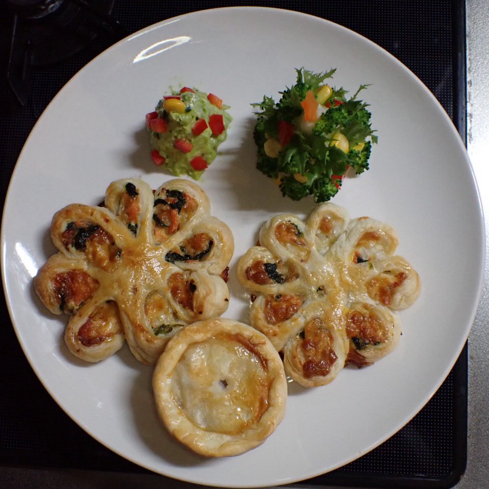 クリスマスは謎に頑張りを晒します。

イブのメニューは
ポークパイ
サーモンペイストリー
クリスマスツリー×2
でした。

皆さま、メリークリスマス🎄