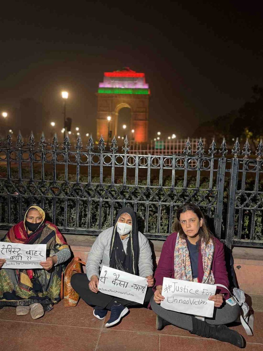 NehalAl52375551's tweet photo. न्याय या अन्याय_
उन्नाव रेप केस में उम्रकैद की सज़ा पाए पूर्व BJP विधायक कुलदीप सिंह सेंगर को आज दिल्ली हाईकोर्ट से ज़मानत मिल गई।
इंसाफ की आस में पीड़िता के साथ सोशल एक्टिविस्ट योगिता भयाना इंडिया गेट पर धरने पर बैठी हैं।
 क्या यही है बेटियों के लिए न्याय #JusticeForUnnaoVictim https://t.co/BSMJmPFwZU