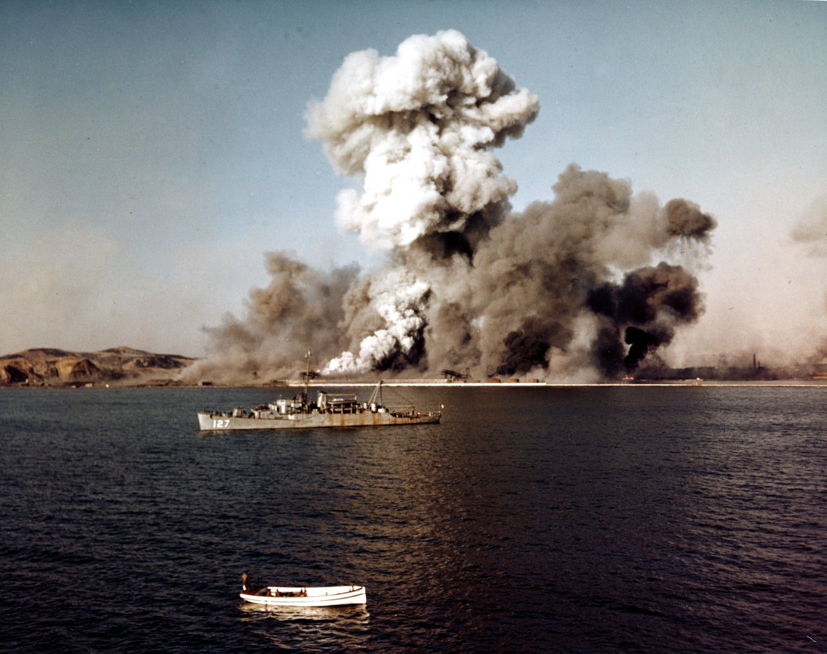 #onthisdayinhistory 75 years ago, 20 tons of explosive, augmented by 200 tons of ammunition, 200 tons of frozen dynamite, 250 tons of bombs, and 200 drums of oil and gasoline, created a spectacular Christmas Eve firework show over Hungnam, North Korea. That Should Be the Climax