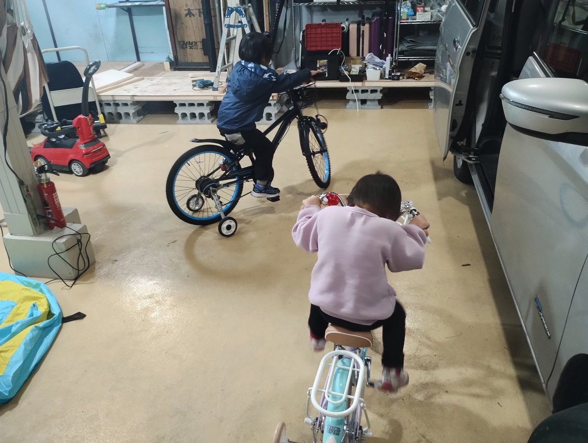 w0916w's tweet photo. クリスマスにサンタさんがやってきた！
クリスマスプレゼントに子どもたちに自転車をプレゼントしたけれど、サンタさんからキックボードが届いたよ！！
まさかの移動系アイテムが被ったけど、小wはめっちゃ喜んでいたからメリークリスマス！！！ https://t.co/u3PkoFZpPw
