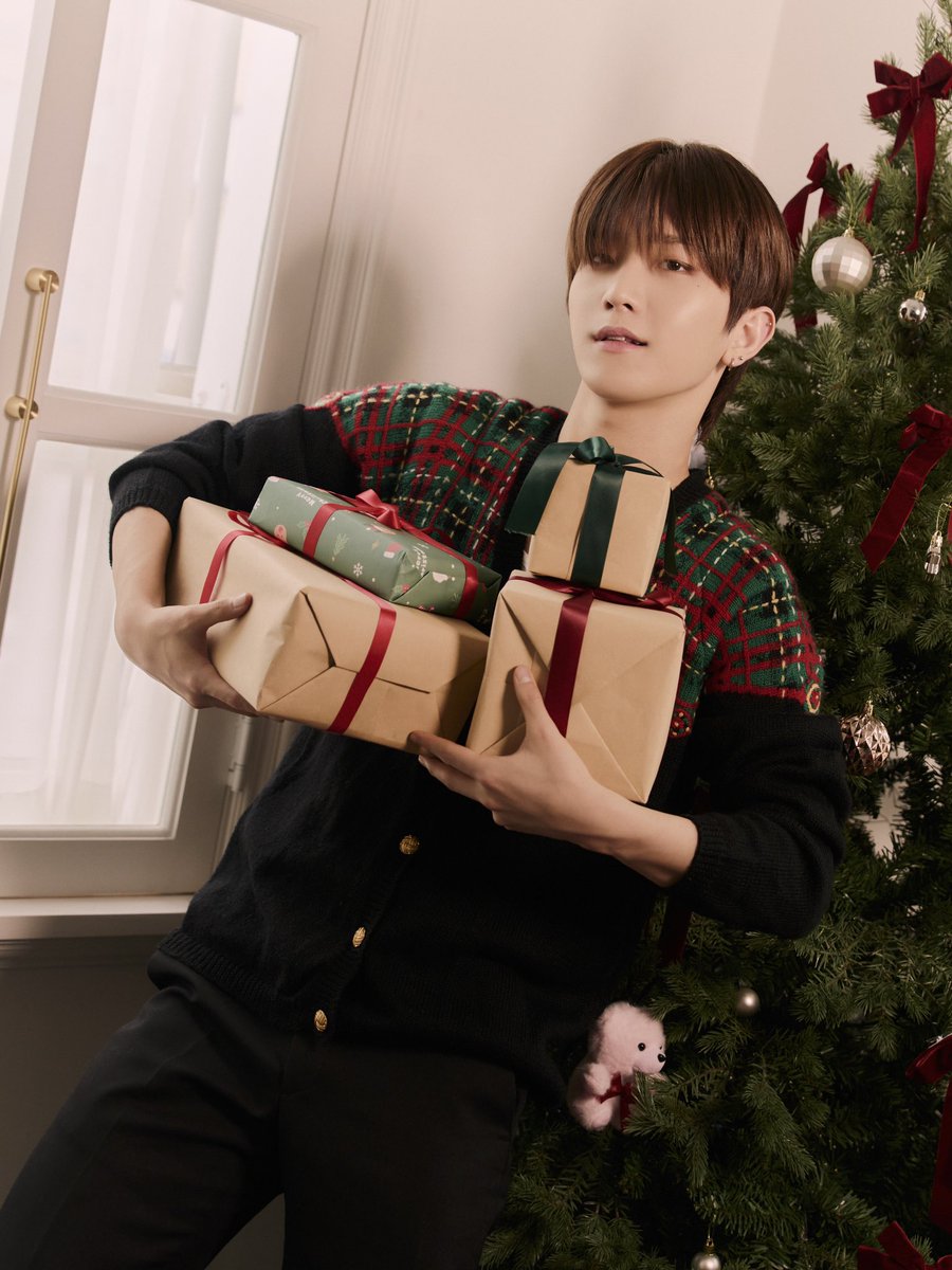 [📸]
𝑀𝑒𝑟𝑟𝑦 𝐶ℎ𝑟𝑖𝑠𝑡𝑚𝑎𝑠 🎄🎁
⠀
#TNX
#오성준 #SUNGJUN
#PNATION #피네이션