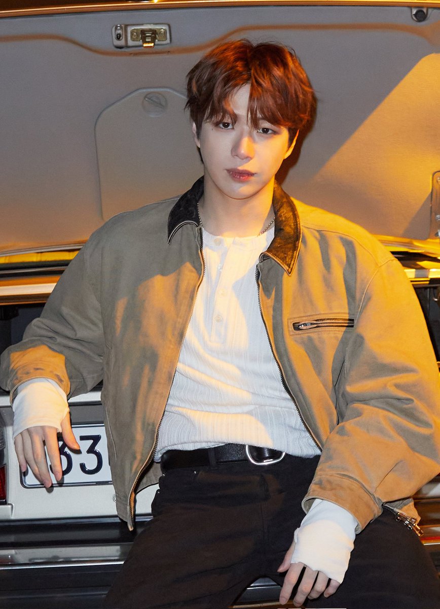 대중음악평론가가 전하는 PULSEPHASE 

📰 그동안 강다니엘의 음반들은 콘셉트나 소개 자료의 언어가 다소 무겁고 거창한 데가 있었다. 그것에 비해 이번 미니앨범의 몇몇 순간은 훨씬 홀가분하게 마음을 터놓는 느낌을 준다. 어쩌면 K팝 아이돌의 정체성이나 자격 조건 같은 것에서 초연해질 기회가