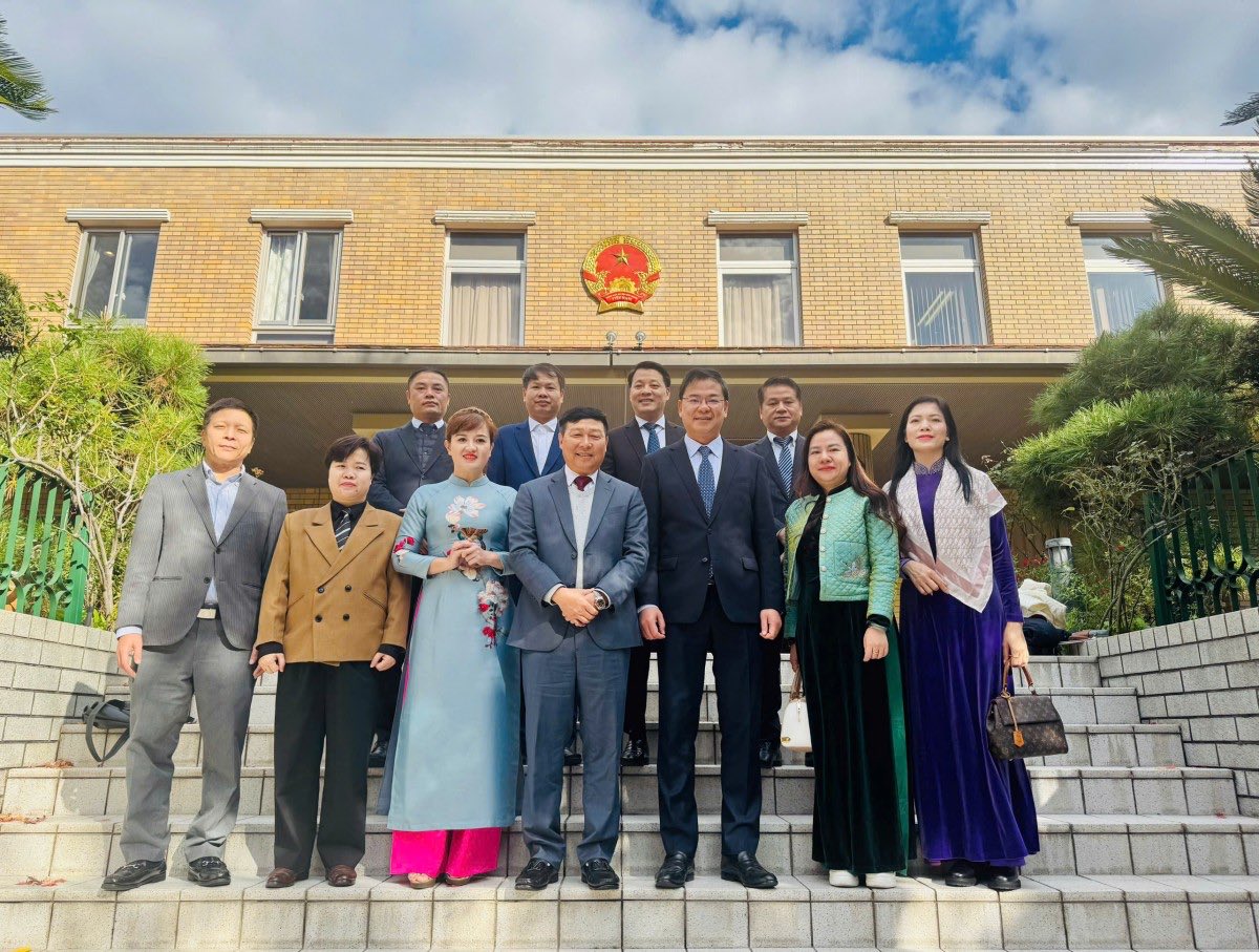KLAWSjapan's tweet photo. Ngày 22/12, Ban Chỉ đạo Cuộc vận động “Người Việt Nam ưu tiên dùng hàng Việt Nam” đã làm việc với Đại sứ quán Việt Nam tại Nhật Bản.
12月22日、「ベトナム製品優先」キャンペーン指導委員会が在日ベトナム大使館を訪問し、会談しました。🇻🇳🇯🇵

Theo: Báo LĐTĐ
#klaws #VNJP https://t.co/e0bSWog3wT