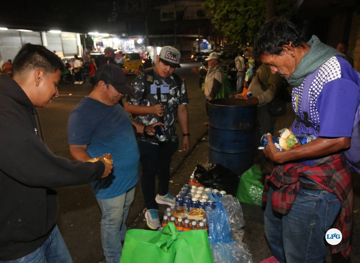 #Navidad | Jonathan Vladimir Gómez, conocido como Jona SV, y Tony Gómez, ambos youtubers, reparten, la noche del miércoles 24 de diciembre del 2025, panes con pollo y bebidas gaseosas a personas en situación de calle que pernoctan sobre la AAvenida España, entre la 1a y 3a calle
