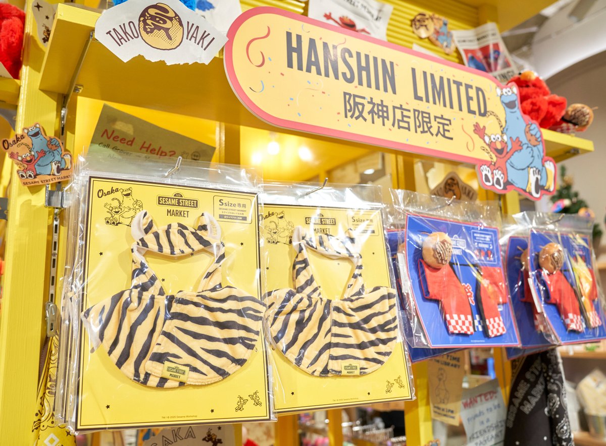 SesameStMarket's tweet photo. 先日オープンを迎えた、セサミストリートマーケット 阪神梅田本店🎪💛
たくさんの方にご来店いただき、誠にありがとうございます🐯
阪神店限定アイテムのトラコスチュームや法被コスチューム、バンダナ、ピンバッジをはじめ、オープン限定デザインのキャラクターラテもお見��しなく☕

なお、カフェエリアは当面の間、完全予約制での営業を継続させていただきます🍽️
引き続き、みなさまのご来店をお待ちしております🌈

#sesamestreetmarket #セサミストリートマーケット
#sesamestreet #セサミストリート