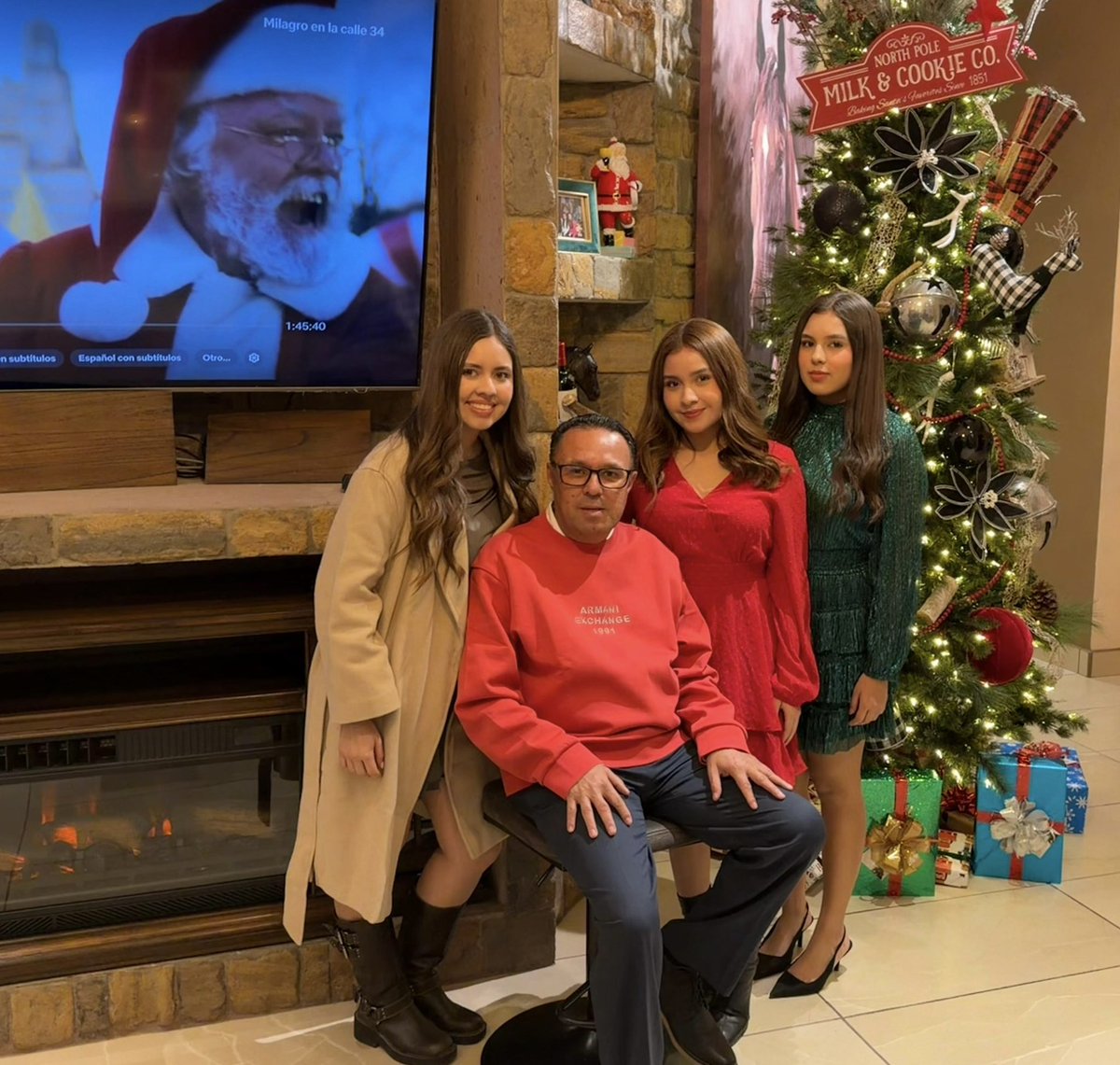 Hoy en la víspera de la Navidad y  en la espera del festejo por el nacimiento del niño Jesús y disfrutando este gran momento de estar acompañado de mis hijas queremos agradecerles todas esas muestras de cariño hacia nuestra familia , a la vez desearles una muy feliz Navidad 🙏🏻