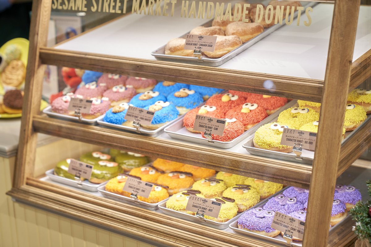 SesameStMarket's tweet photo. 先日オープンを迎えた、セサミストリートマーケット 阪神梅田本店🎪💛
たくさんの方にご来店いただき、誠にありがとうございます🐯
阪神店限定アイテムのトラコスチュームや法被コスチューム、バンダナ、ピンバッジをはじめ、オープン限定デザインのキャラクターラテもお見��しなく☕

なお、カフェエリアは当面の間、完全予約制での営業を継続させていただきます🍽️
引き続き、みなさまのご来店をお待ちしております🌈

#sesamestreetmarket #セサミストリートマーケット
#sesamestreet #セサミストリート