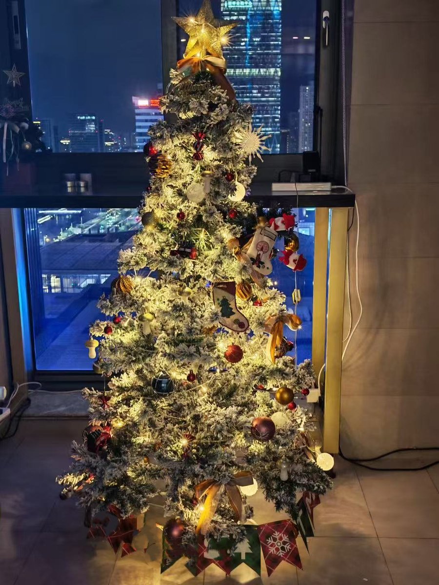 HandrailJohn's tweet photo. Season greetings, Merry Christmas 🎄 and happy 2026 New Year 🕛🎊🎊🎊 to my dear old and new friends. https://t.co/ta01VKwhNk