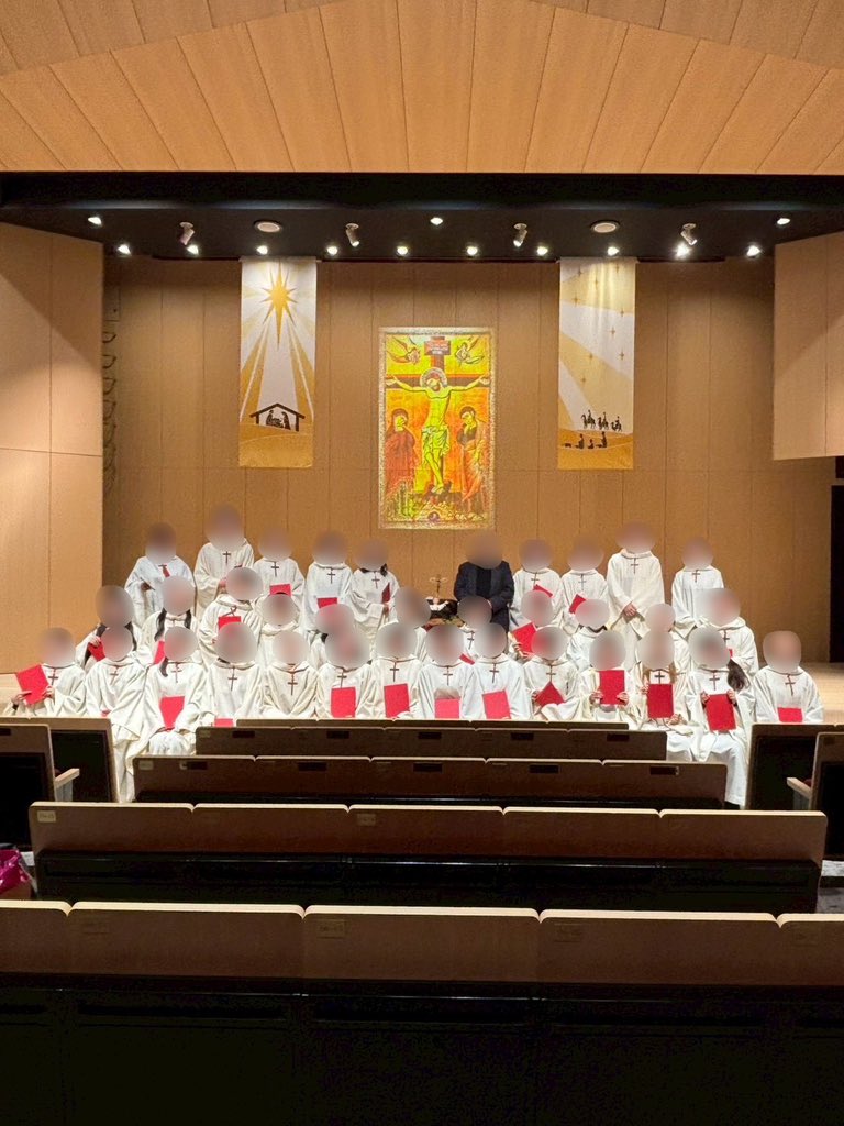 sophiachoir's tweet photo. 主の御降誕、おめでとうございます🙏
昨日に上智大学で行われたクリスマスミサにて、我々聖歌隊も奉仕させていただきました🎵
今年もみなさまとクリスマスの喜びを分かち合えましたことを大変嬉しく思います😊✨　
みなさまにおかれましては、よいお年をお迎えください！メリークリスマス🎄🌟 https://t.co/w43kf70FEK