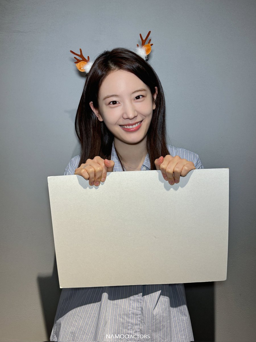 NAMOOACTORS2004's tweet image. [#나무크리스마스] #NAMOO_Christmas 

𝑴𝒆𝒓𝒓𝒚 𝑪𝒉𝒓𝒊𝒔𝒕𝒎𝒂𝒔 𝒘𝒊𝒕𝒉 𝑵𝑨𝑴𝑶𝑶𝑨𝑪𝑻𝑶𝑹𝑺 🎄
규리 배우와 메리 크리스마스🎁
▶ bit.ly/4qnUM0F

#장규리 #JANGGYURI #NAMOOCONTENTS