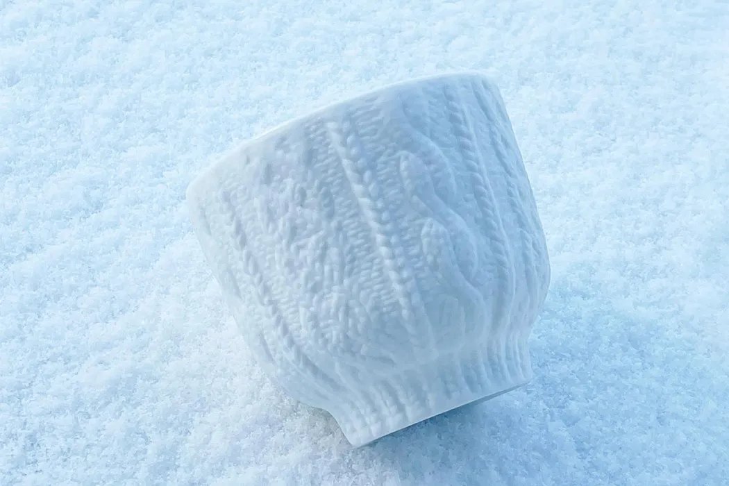 cotomonomichi's tweet image. 手彫りのニット模様を施した陶器カップ / Trace Face 
陶器の原形に細やかに施された手彫りの技術を生かし、温かみを感じるニット柄を製作しました。
素材感が伝わる質感になるよう、あえて外側には釉薬をかけず、しっとりと手に馴染むように仕上げています。