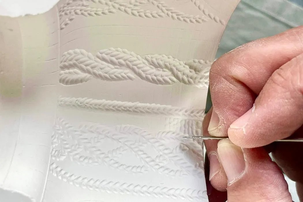 cotomonomichi's tweet image. 手彫りのニット模様を施した陶器カップ / Trace Face 
陶器の原形に細やかに施された手彫りの技術を生かし、温かみを感じるニット柄を製作しました。
素材感が伝わる質感になるよう、あえて外側には釉薬をかけず、しっとりと手に馴染むように仕上げています。