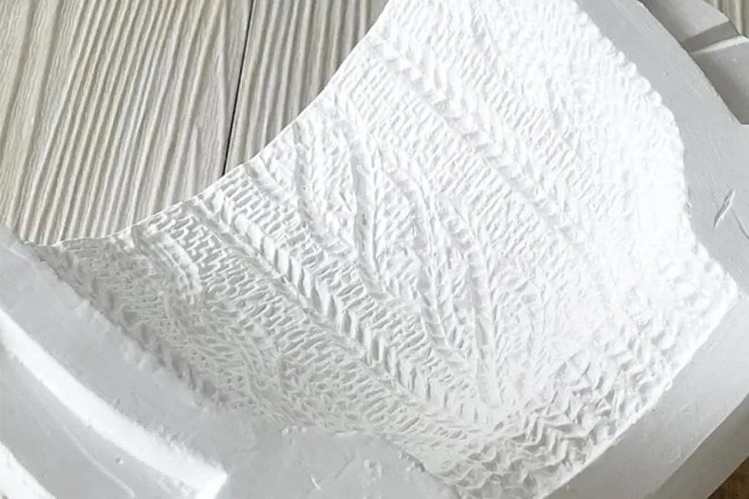 cotomonomichi's tweet image. 手彫りのニット模様を施した陶器カップ / Trace Face 
陶器の原形に細やかに施された手彫りの技術を生かし、温かみを感じるニット柄を製作しました。
素材感が伝わる質感になるよう、あえて外側には釉薬をかけず、しっとりと手に馴染むように仕上げています。