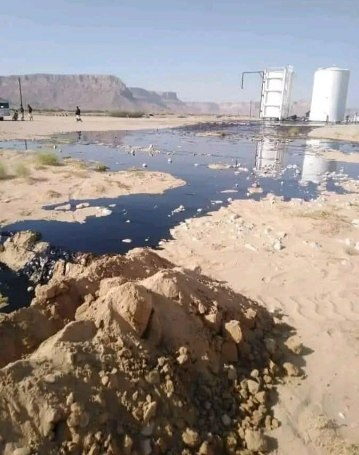 النفط في #حضرموت وتذهب عائداته الى اصحاب صنعاء 
والبحر في #عدن ويذهب السمك الى صنعاء ليباع برخص التراب !!
وقالوا استمروا في الوحده المختل ميزانُها 😏