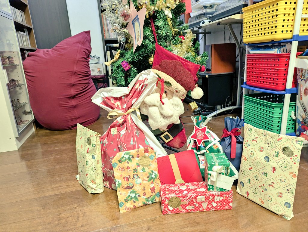 silver_wolf30's tweet photo. クリスマスの朝は早い。。😪
目覚まし鳴る前に問答無用で起こされる。。
欲の塊三男は頼んでたSwitch2よりベイブレード貰って興奮してたw
次男は赤のG-SHOCK貰ってサンタのチョイス神！って喜んでたからまあ良かったわ
#MerryChristmas https://t.co/x3k9kPZV7B