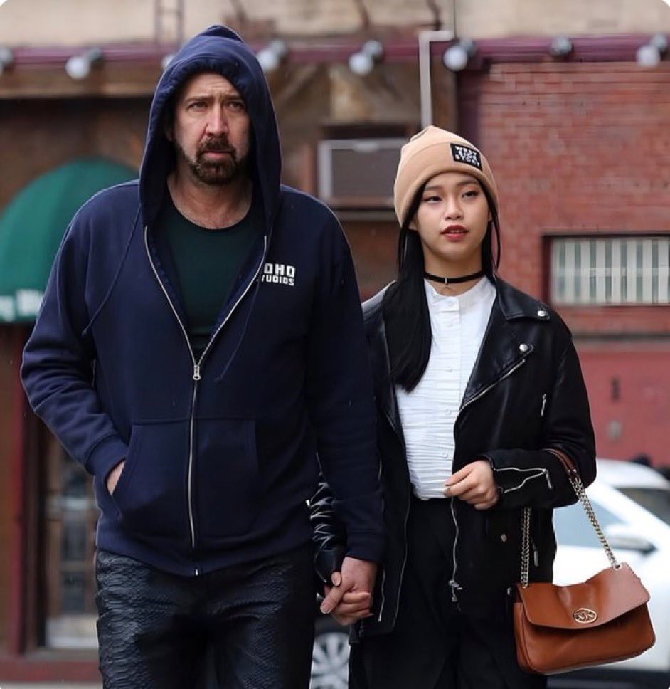 myflag's tweet image. 还能说什么呢，男人千万不要早结婚！！！

尼古拉斯·凯奇和他的妻子柴田理子，柴田理子比他小31岁。